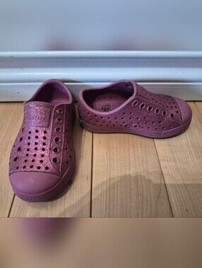 Native toddler girls size 6 sparkly pink shoes